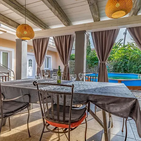 Agneza Mit Garten, Pool Und Pavillon