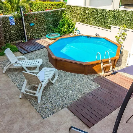 Agneza Mit Garten, Pool Und Pavillon Nyaraló