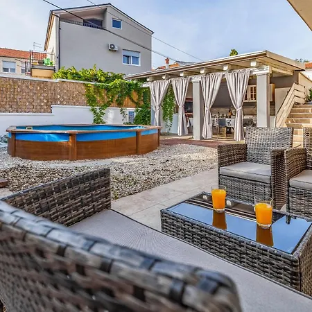 Agneza Mit Garten, Pool Und Pavillon Nyaraló *
