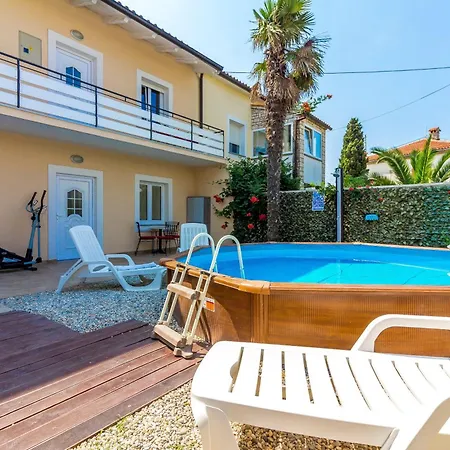 Agneza Mit Garten, Pool Und Pavillon Medulin