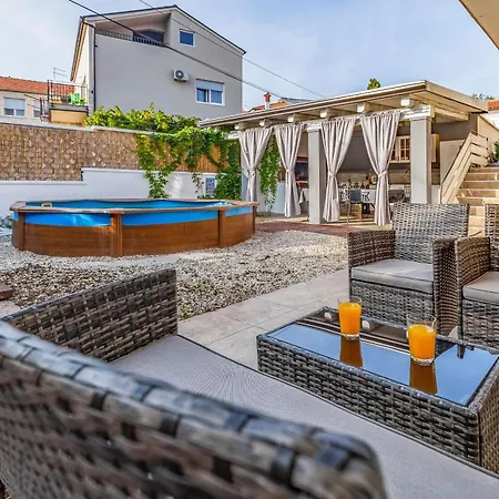 Agneza Mit Garten, Pool Und Pavillon Dom wakacyjny *